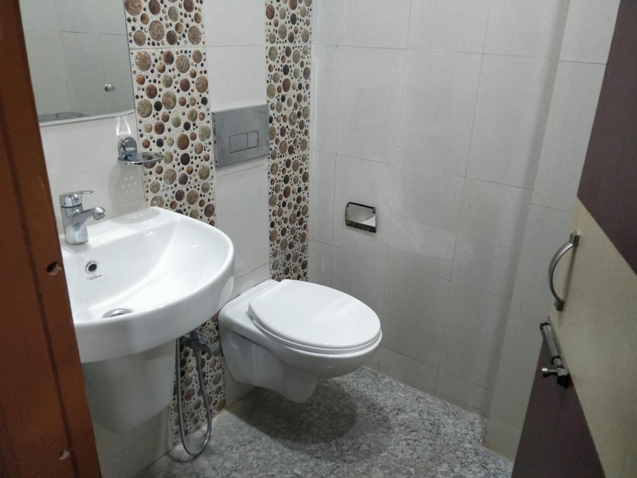 Oyo 16871 Anant Home Stay Shillong Ngoại thất bức ảnh
